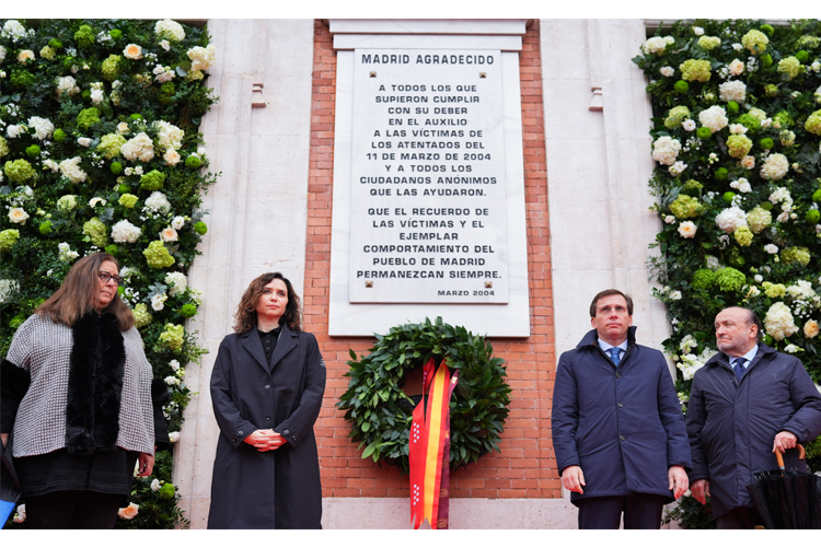 Díaz Ayuso y Martínez-Almeida han depositado una corona de laurel en la placa en su memoria en la fachada de la Real Casa de Correos