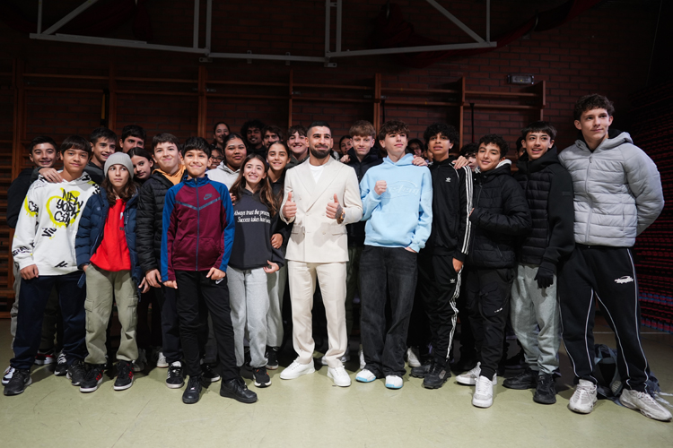 Ilia Topuria continúa impartiendo charlas en los centros educativos madrileños sobre los efectos de las drogas y la lucha contra el acoso escolar