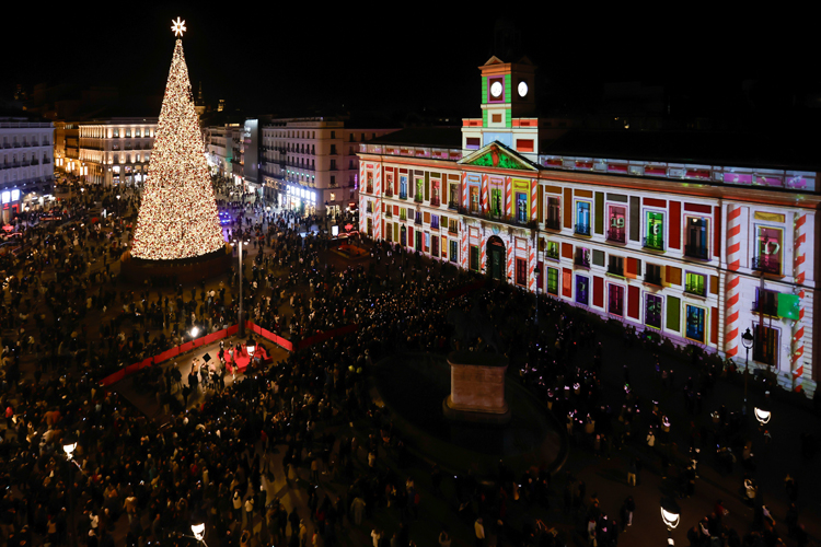 Díaz Ayuso presenta la Fábrica de los Deseos, un videomapping que transforma la Real Casa de Correos en un universo mágico