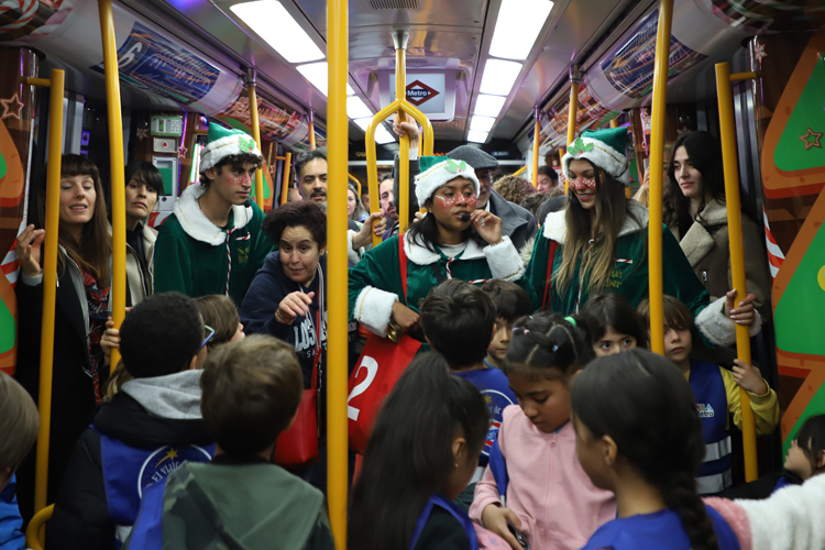 La Comunidad de Madrid comienza el viaje de la Navidad en Metro con un tren mágico decorado que recorrerá la Línea 6