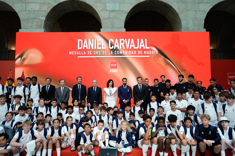 Díaz Ayuso entrega la Medalla de Oro de la Comunidad de Madrid a Dani Carvajal y elogia su palmarés logrado con “trabajo y mucho sacrificio”