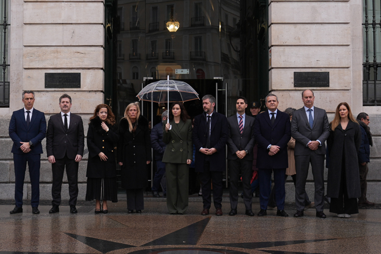 El Ejecutivo Autonómico de la Comunidad de Madrid lleva a cabo un minuto de silencio en recuerdo a las víctimas del accidente ferroviario del pasado domingo en Adamuz