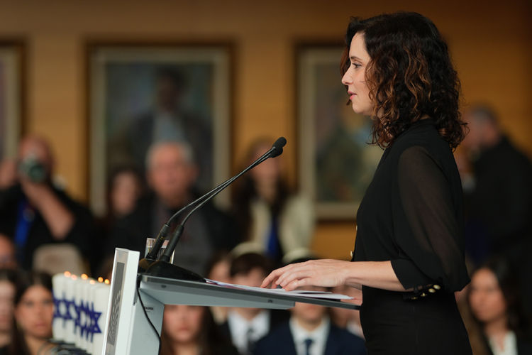 Díaz Ayuso en los 80 años de la liberación de la “monstruosidad” de Auschwitz: “No basta con rememorar la historia si se sigue despreciando a los vivos”