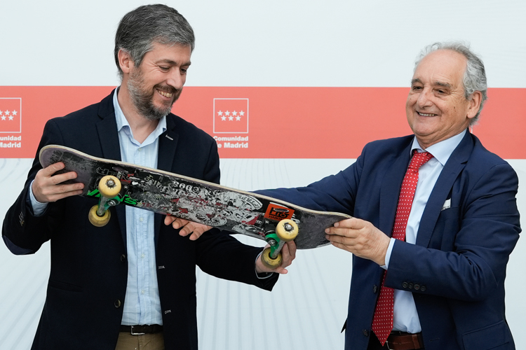 La Comunidad de Madrid recibe el monopatín de Ignacio Echeverría para exponerlo en el futuro Centro Memorial de Víctimas del Terrorismo 