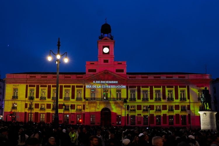 La sede de la Presidencia de la Comunidad de Madrid, la Real Casa de Correos, iluminada con los colores de la bandera española
