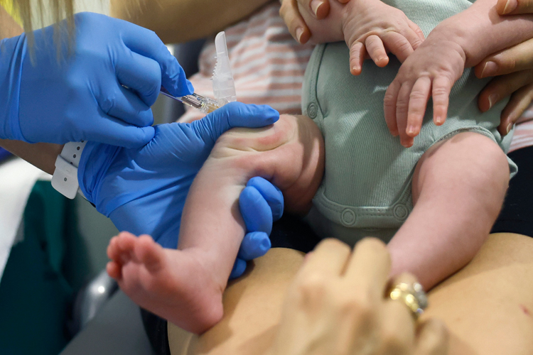 La Comunidad de Madrid empieza hoy a vacunar a bebés para protegerlos del virus que causa la bronquiolitis