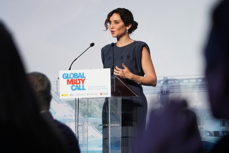 Díaz Ayuso anuncia la activación de la tarjeta transporte público para teléfonos móviles a partir de mañana en títulos de 10 viajes, turísticos y suplemento al aeropuerto