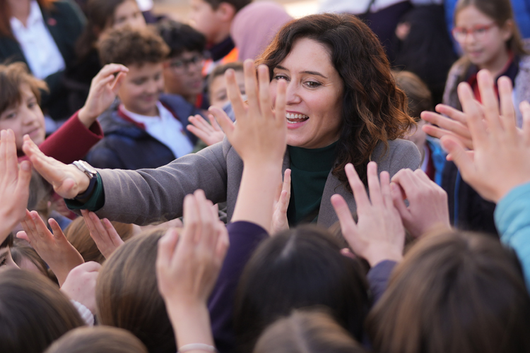 Díaz Ayuso presenta un programa pionero para mejorar la atención temprana a niños con autismo o daño cerebral con el uso de robótica y la IA