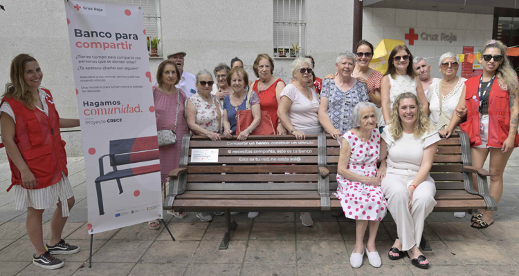 El Ayuntamiento de San Sebastián de los Reyes apoya la iniciativa de Cruz Roja Española en la instalación de un ‘Banco de la Soledad’