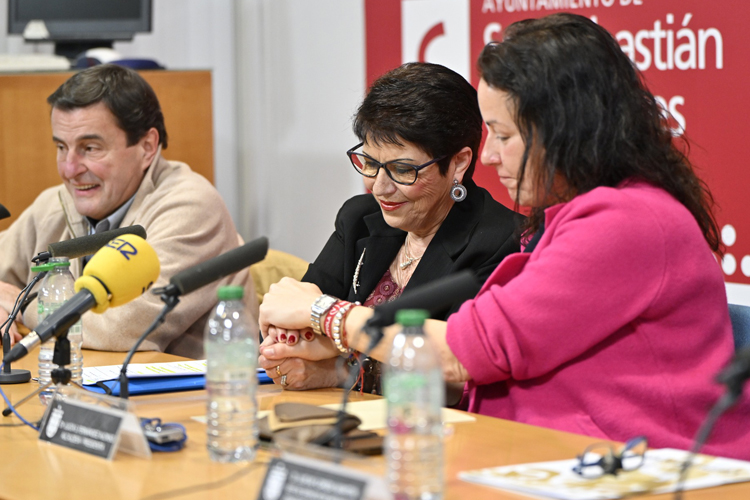 Amigos, familiares y compañeros de los medios de comunicación acuden al homenaje al maestro del periodismo, Pepe Machado
