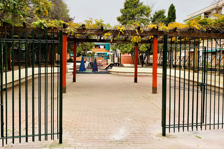 El Ayuntamiento cerrará por las noches el parque infantil ubicado en la calle Álvaro Muñoz, también conocido como el “Parque Rojo”