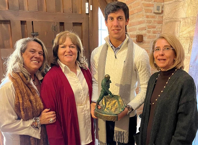 Diego García recibe el premio al Triunfador de la Feria Taurina de San Sebastián de los Reyes 2025